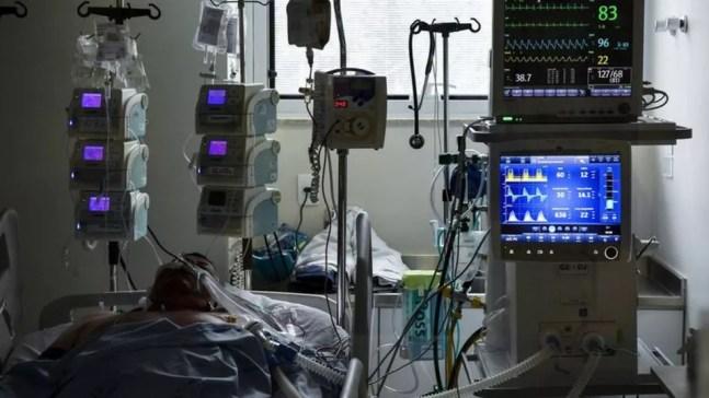 Necessidade de cuidados intensivos é frequente em pacientes com situação grave de Covid-19 — Foto: Nelson Almeida /AFP - Getty Images