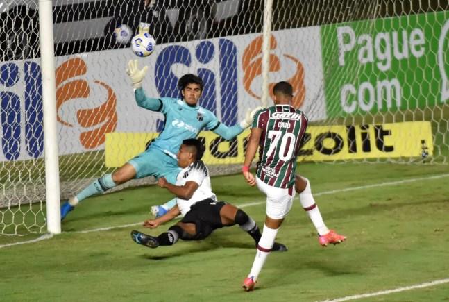 Gol anulado de Caio Paulista em Fluminense x Ceará — Foto: André Durão