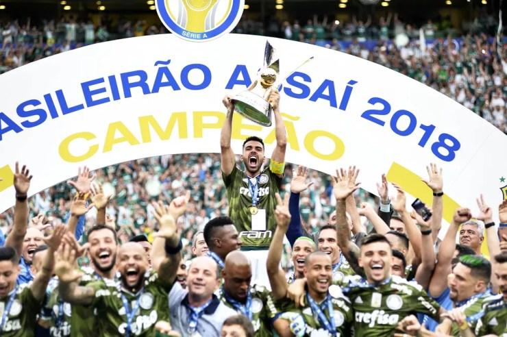 Bruno Henrique ergue a taça de campeão brasileiro do Palmeiras — Foto: Marcos Ribolli