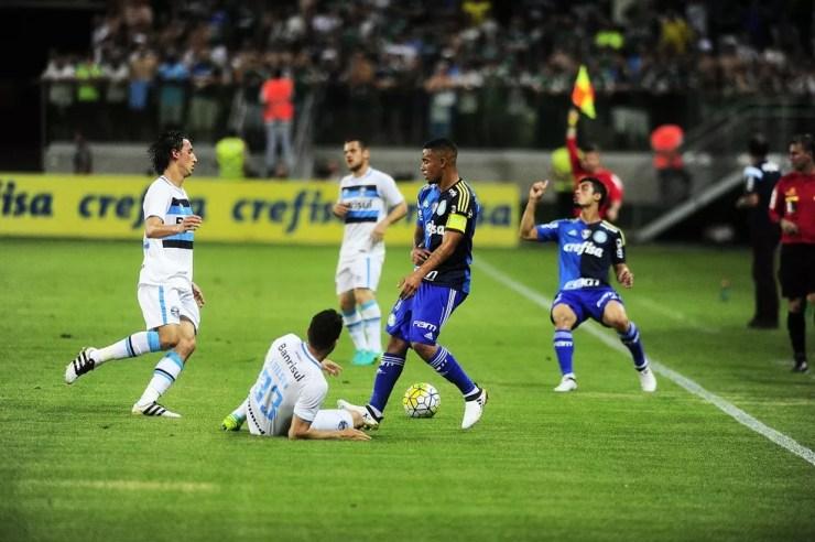 Jesus foi capitão diante do Grêmio de Pedro Geromel, hoje seu colega de Seleção (Foto: Marcos Ribolli)