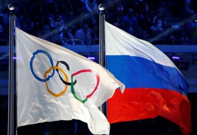 Bandeira com os anéis olímpicos ao lado da bandeira da Rússia — Foto: Jim Young / Reuters