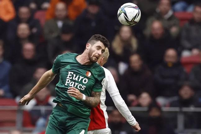 Senesi, do Feyenoord, disputa jogada pelo alto com Antony, do Ajax — Foto: AFP