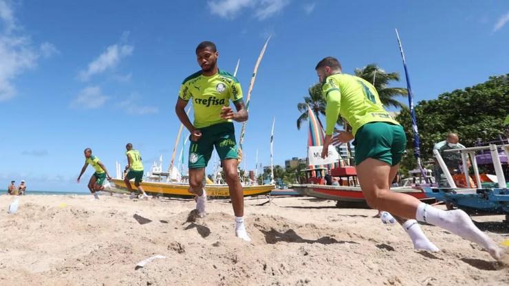 Wesley e Zé Rafael durante atividade física no treino do Palmeiras — Foto: Cesar Greco\Palmeiras