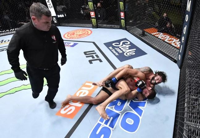 Clay Guida venceu Leonardo Santos por finalização a 1m21s do R2 no UFC Font x Aldo — Foto: Getty Images