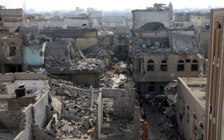 Vista geral de prédios destruídos por bombardeios da coalizão liderada pela Arábia Saudita na cidade portuária de Hodeida, no Iêmen. Autoridades confirmaram que os ataques causaram no mínimo 20 mortes de civis na cidade — Foto: AFP/Stringer