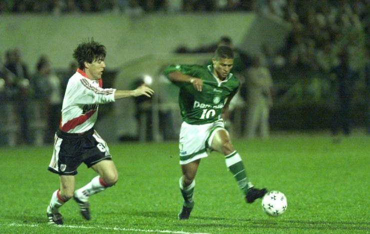 Alex em campo pelo Palmeiras na Libertadores de 1999 — Foto: Agência Estado