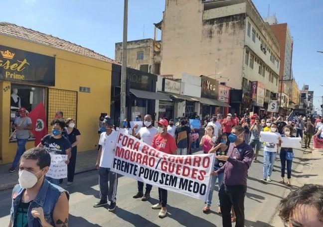 Manifestantes andaram pelas ruas do Centro de Montes Claros em ato contra o presidente Bolsonaro — Foto: Michele Carvalho/Inter TV