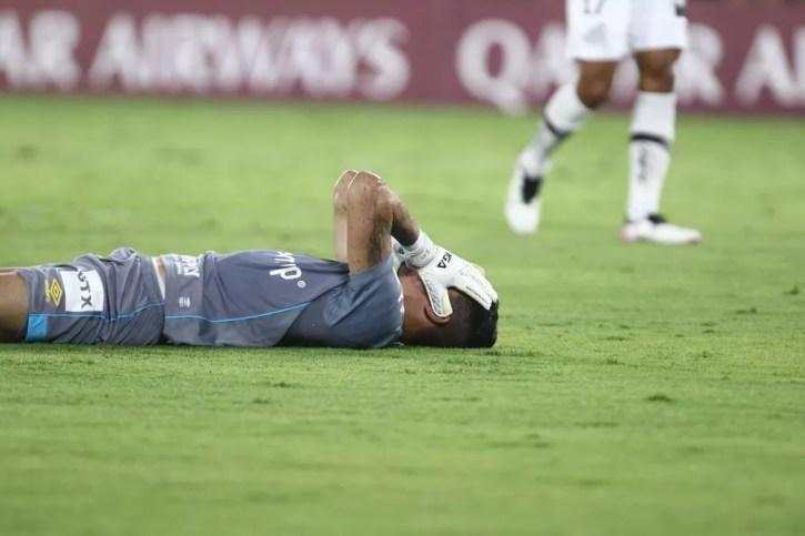 João Paulo lamenta derrota do Santos para o Barcelona de Guayaquil — Foto: Staff Images / CONMEBOL