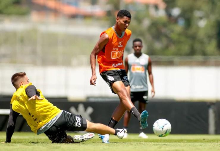 Ramiro disputa com Antony em treino do Corinthians — Foto: Rodrigo Coca/Ag. Corinthians