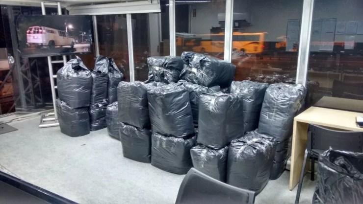 Polícia de Assis apreendeu carga com quase 5 mil camisetas falsificadas de marcas conhecidas no mercado (Foto: Polícia Rodoviária de Assis / Divulgação)