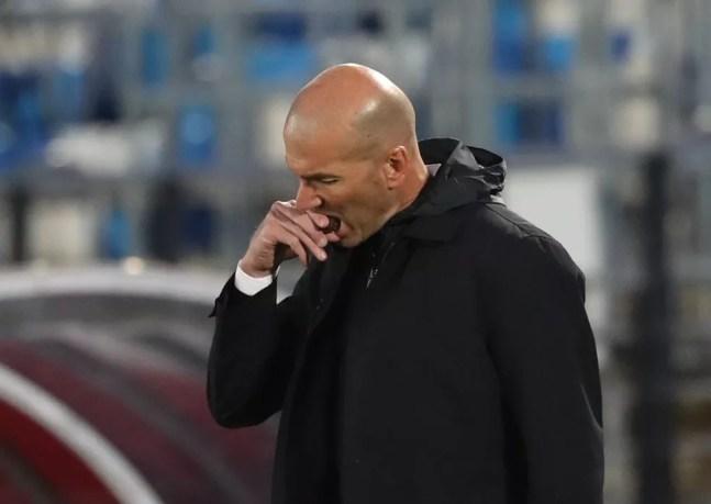 Zidane lamenta o gol sofrido pelo Real Madrid diante do Sevilla — Foto: Reuters