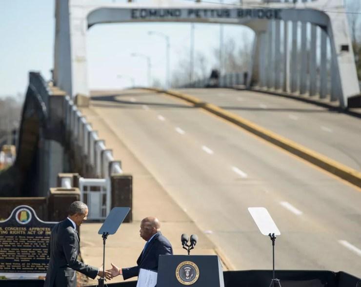 Foto de 7 de março de 2015 mostra o então presidente dos EUA, Barack Obama, cumprimentando John Lewis na ponte Edmund Pettus em Selma, Alabama  — Foto: Brendan Smialowski / AFP