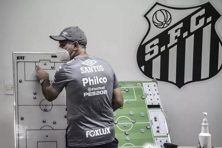 Ariel Holan, técnico do Santos no início da temporada, pediu demissão após derrota para o Corinthians — Foto: Ivan Storti/Santos