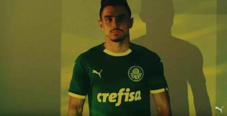 O atacante Willian com a nova camisa verde do Palmeiras — Foto: Reprodução / Youtube