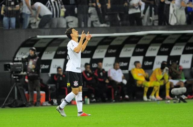 Danilo Avelar já marcou dois gols com a camisa do Corinthians — Foto: Marcos Ribolli /GloboEsporte.com 