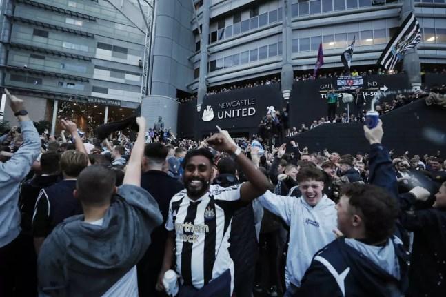 Torcedores comemoram em frente ao estádio  St James' Park a compra do Newcastle por fundo de investimento da Arábia Saudita — Foto: Reuters/Lee Smith