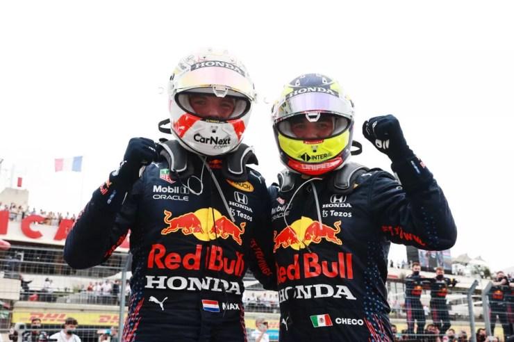 Max Verstappen e Sergio Pérez comemoram resultado do GP da França, dupla terminou, respectivamente, em 1º e 3º — Foto: Mark Thompson/Getty Images