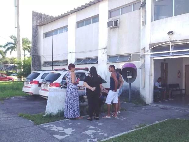 Famíliares do jovem estiveram no IML de Santos (Foto: Mariane Rossi/G1)