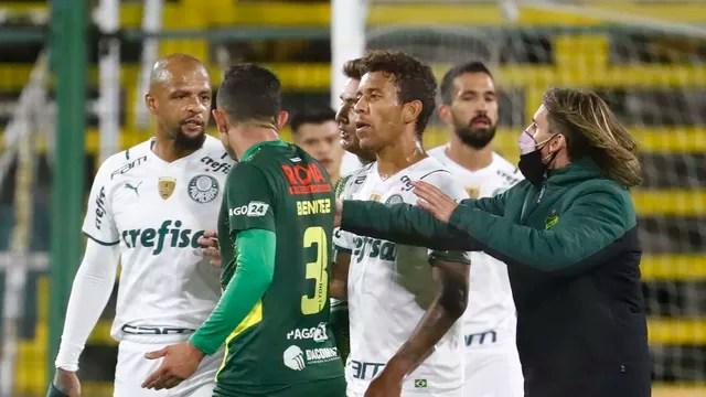 Benítez discute com Felipe Melo em Defensa y Justicia x Palmeiras