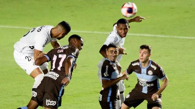 Disputa de bola em Santos x Corinthians