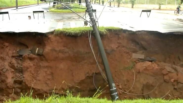 Após forte chuva em janeiro, buraco se abriu ao lado do Córrego do Jacu e uma pessoa morreu no local (Foto: Reprodução / TV TEM)