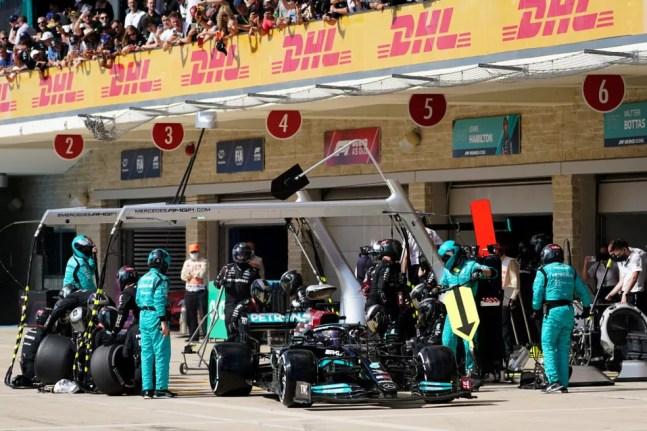 Lewis Hamilton faz pit stop no GP dos EUA da F1 — Foto: Darron Cummings - Pool/Getty Images