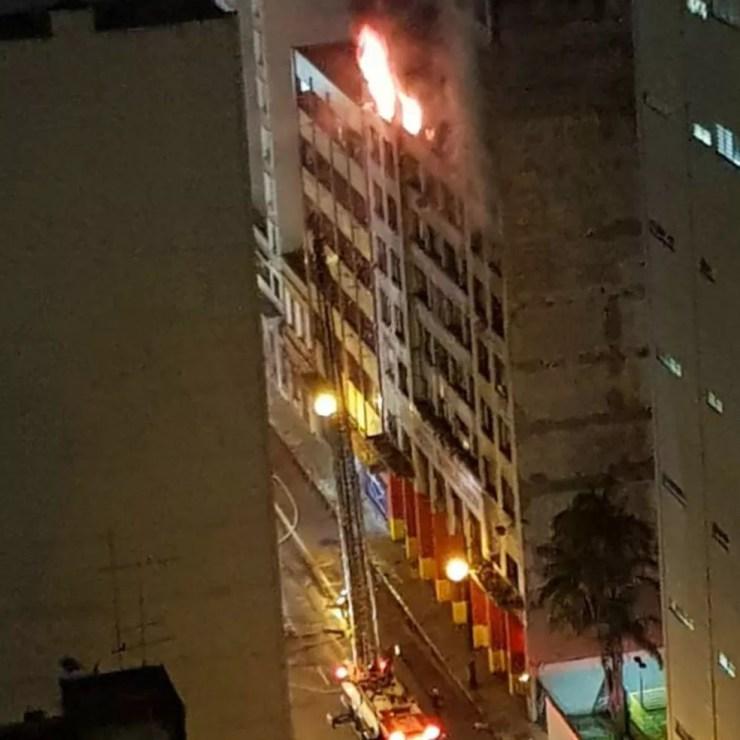 Incêndio atinge prédio ocupado no Centro de São Paulo na noite desta quarta-feira (21) — Foto: Reprodução