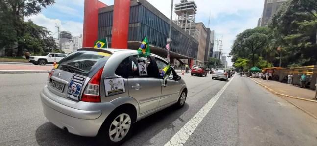 Carro com cartazes colados a favor do impeachment do presidente Jair Bolsonaro — Foto: Alexandre Calado/TV Globo