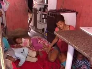 Gêmeos e a mãe dorme em sala, na Bahia (Foto: Reprodução/ TV Santa Cruz)