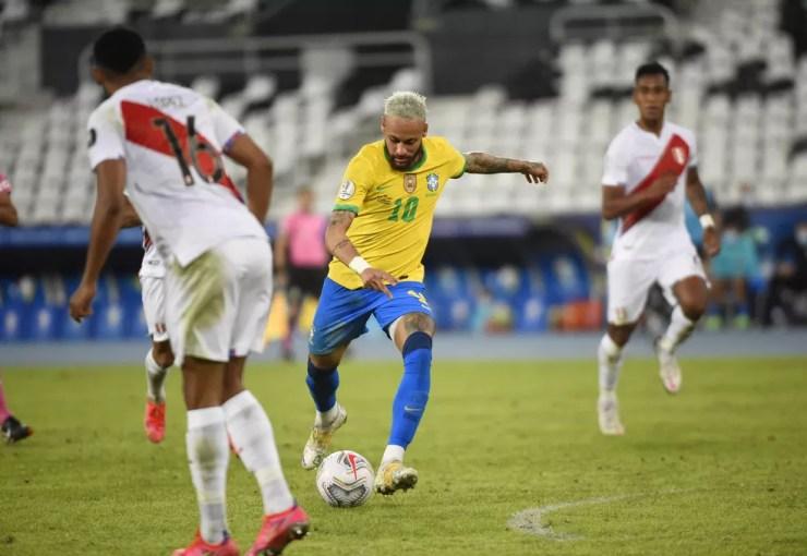 Peru foi goleado pelo Brasil na estreia — Foto: André Durão