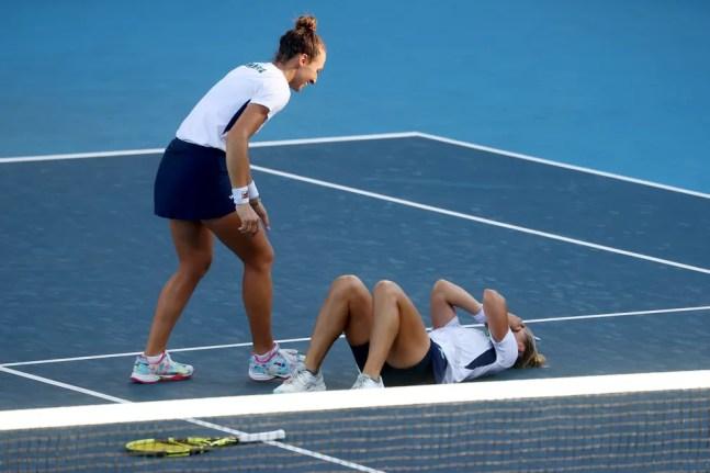 Laura Pigossi e Luiza Stefani após vencer disputa do bronze nas duplas nas Olimpíadas de Tóquio 2020 tênis — Foto: REUTERS/Yara Nardi