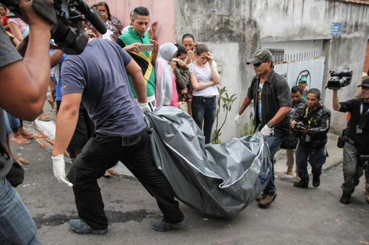Foto de arquivo tirada em 2015 mostra corpo sendo retirado da casa do pintor Jorge de Oliveira na região do Jabaquara — Foto: Amauri Nehz/Brazil Photo Press/Estadão Conteúdo