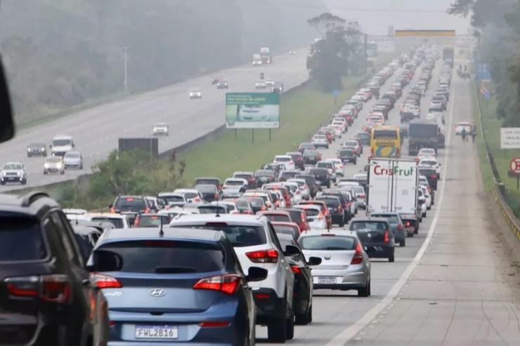 Turistas enfrentam trânsito intenso nas rodovias do Sistema Anchieta-Imigrantes (SAI) — Foto: Vanessa Rodrigues/Jornal A Tribuna