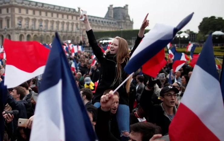 Seguidores de Emmanuel Macron comemoram resultado da eleição em frente ao Louvre (Foto: REUTERS/Benoit Tessier)