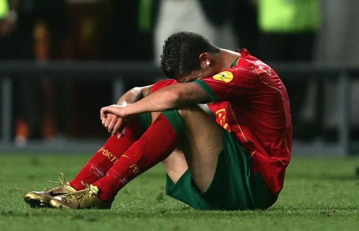 Cristiano Ronaldo chora após a final da Euro 2004 entre Portugal e Grécia  — Foto: Getty Images