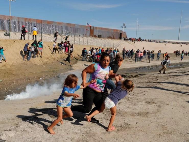 Polícia dos EUA tenta conter com gás lacrimogêneo migrantes na fronteira com o México — Foto: Kim Kyung-Hoon/Reuters