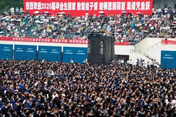 Graduandos participam de cerimônia na Central China Normal University, em Wuhan, na província de Hubei, em 13 de junho de 2021. Formatura inclui estudantes que não tiveram cerimônia no ano passado devido à pandemia do novo coronavírus. — Foto: Reuters