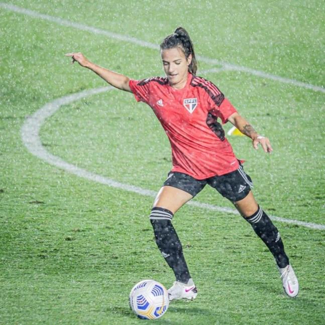 Natane, jogadora do São Paulo, mostra confiança na disputa do título Brasileiro — Foto: Van Campos