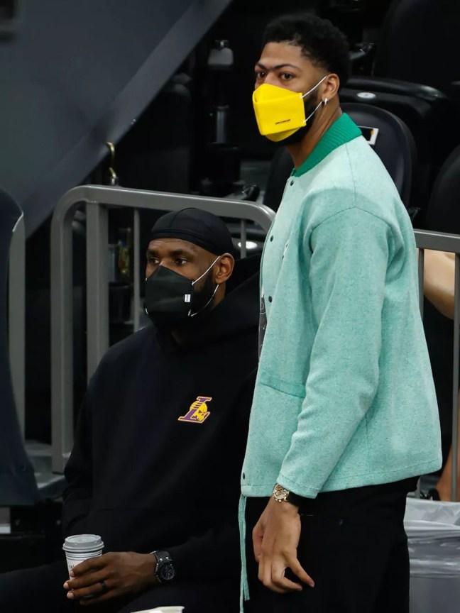 LeBron James e Anthony Davis assistem à derrota dos Lakers em Phoenix — Foto: Christian Petersen/Getty Images