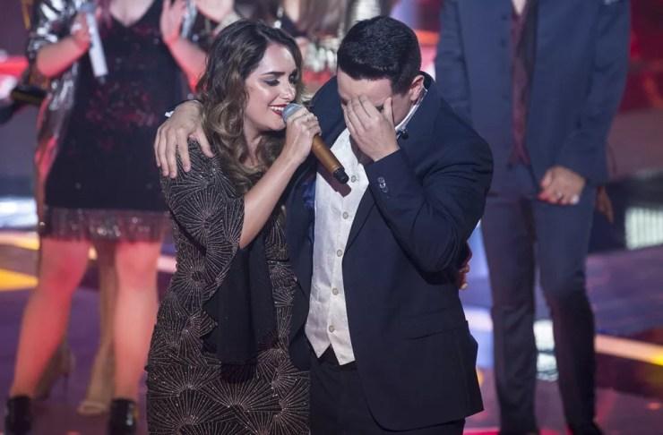 Lais Yasmin cantou enquanto Léo Pain estava emocionando com o resultado — Foto: Isabella Pinheiro/Gshow