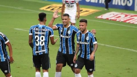 Diego Souza comemora o gol do Grêmio
