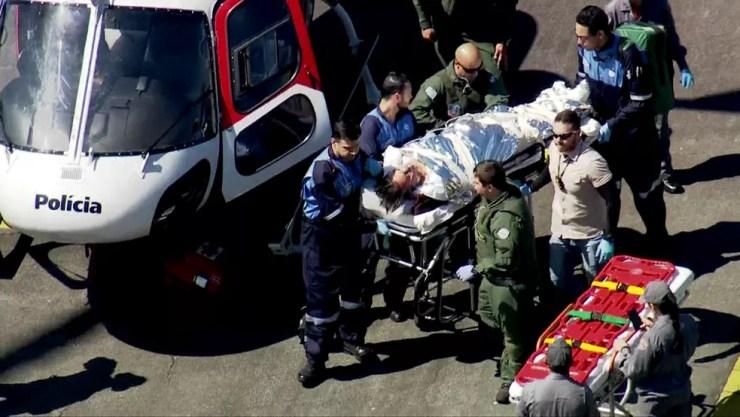 Jair Bolsonaro é levado até ambulância para ser transferido ao hospital Albert Einstein, em São Paulo (Foto: Reprodução/TV Globo)