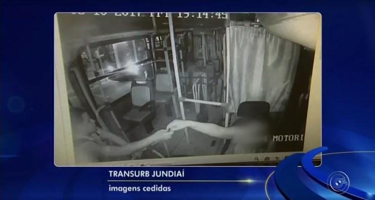 Funcionários convenceram mulher a entregar a chave do ônibus  (Foto: Reprodução/TV TEM)