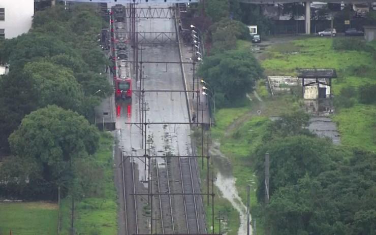 Linha de trem alagada em Santo André — Foto: Reprodução/TV Globo