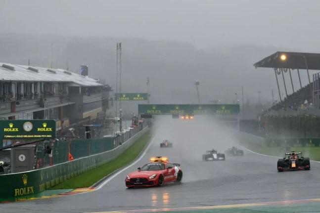 Relargada do GP da Bélgica, com safety car; prova foi interrompida por mais de três horas por causa da chuva — Foto:  Dan Mullan/Getty Images