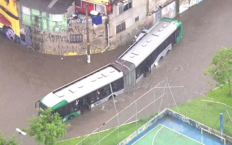 Passageiros pedem ajudam para sair de ônibus ilhado na Zona Leste  — Foto: Reprodução/TV Globo