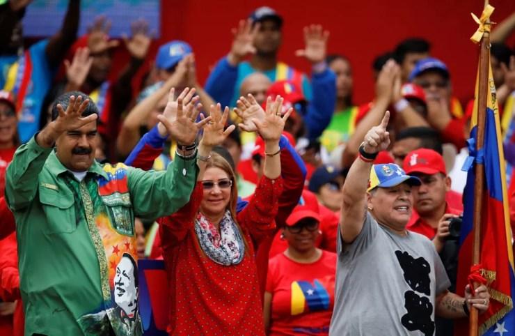 O presidente da Venezuela, Nicolás Maduro, realiza evento de campanha acompanhado de sua mulher, Cilia Flores, e do ícone argentino do futebol Diego Maradona em Caracas (Foto: Carlos Garcia Rawlins/Reuters)