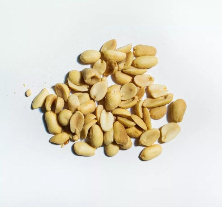 Ao fazer uma paçoca caseira é possível tirar mais proveito dos benefícios do amendoim, rico em vitaminas, sais minerais e ômega-3 — Foto: Unsplash