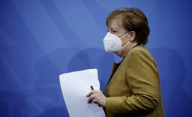 Chanceler da Alemanha, Angela Merkel, usa máscara após encontro com lideranças regionais sobre o coronavírus nesta terça-feira (5) — Foto: Michel Kappeler/Pool via Reuters