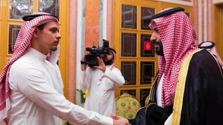 Rei saudita recebe filho de Jamal Khashoggi e imagens causam revolta